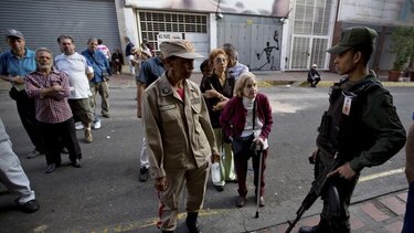 Venezolanos eligen a alcaldes en un clima de escepticismo