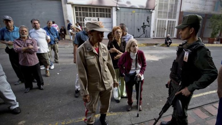 Venezolanos eligen a alcaldes en un clima de escepticismo