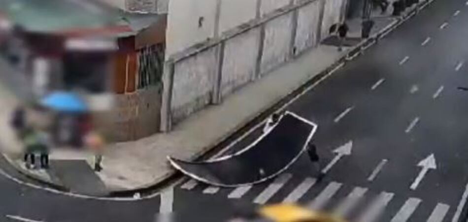 Valla publicitaria se desprende y le cae a mujer en Calidonia