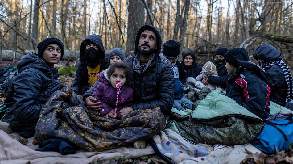 Centenares de migrantes en fronteras de la UE provocan tensión entre Bielorrusia, Polonia y Rusia