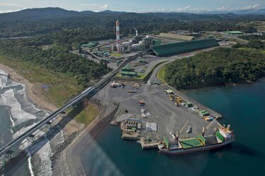 Arriba un navío al puerto Punta Rincón en Colón; aún no toman decisión sobre el cobre almacenado