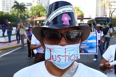 Mujeres panameñas marchan y denuncian precariedad laboral y feminicidios