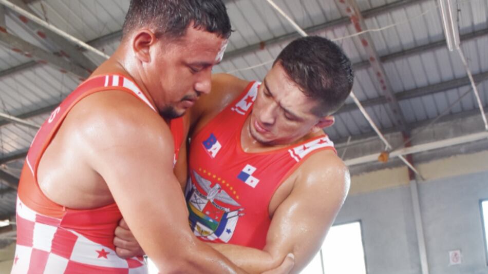 Tres luchadores panameños salen a buscar cupos a Tokio