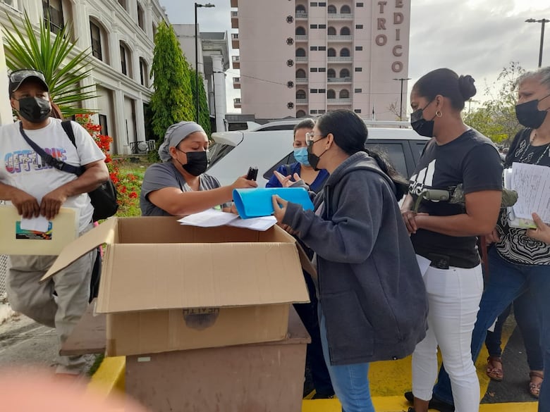 Asegurados acuden al hospital Susana Jones Cano para citas de Radiología y salen con las manos vacías
