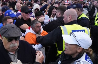 Cómo la bandera inglesa se convirtió en el centro de un debate sobre la inmigración en Reino Unido