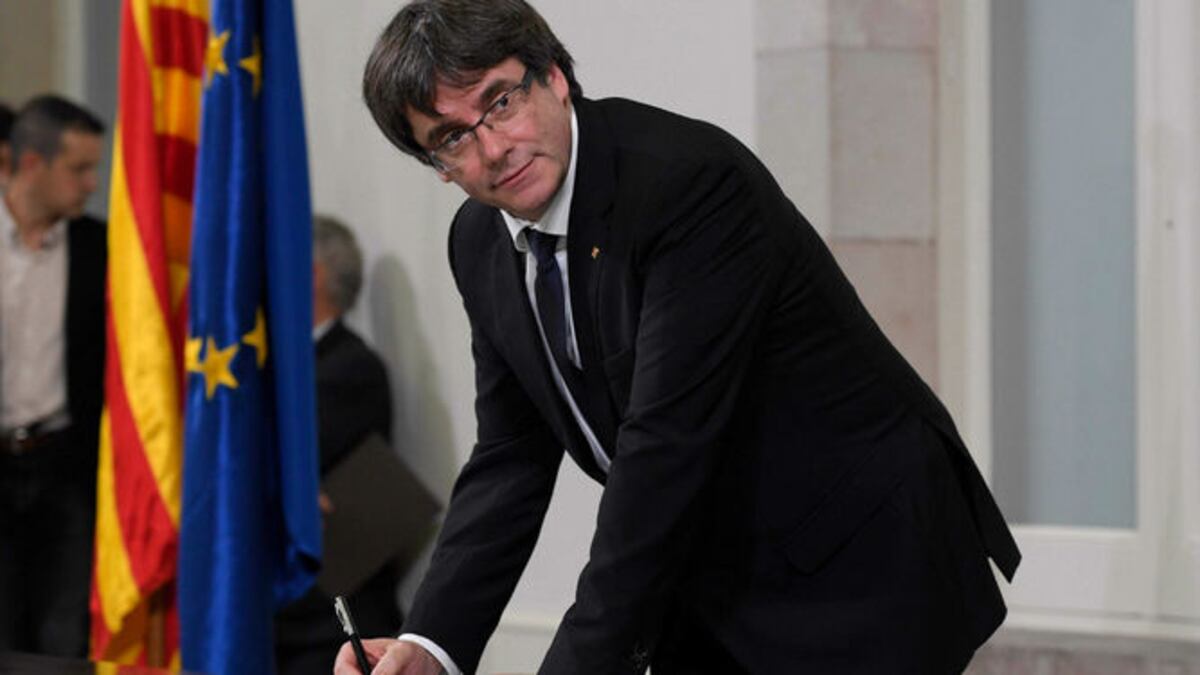Puigdemont asume 'mandato' independentista, pero pide suspenderlo para dialogar