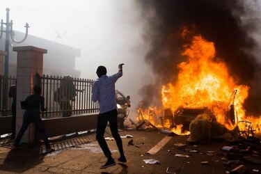 Ejército de Burkina Faso toma el poder tras protestas violentas contra Presidente