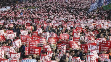 Miles de personas piden la dimisión de presidenta surcoreana en las calles