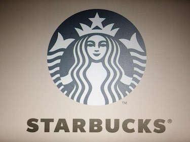 Starbucks escribe ‘Unámonos’ en vasos para presionar a un acuerdo fiscal