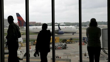 Delta frena sus vuelos por problemas en sistema informático