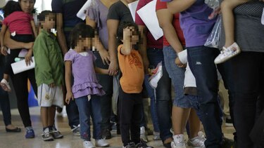 Corte en California ordena liberar a niños inmigrantes