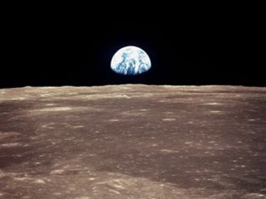 Encuentran agua en toda la Luna