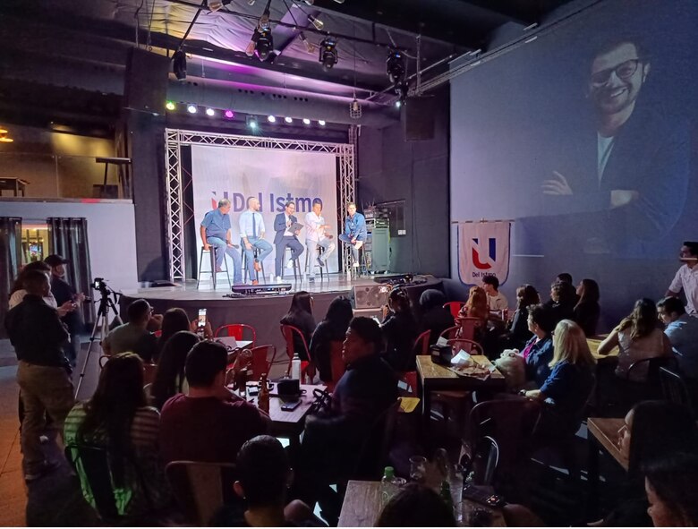 Entre ‘pintas’ y pizzas, un encuentro de los aspirantes a la Alcaldía de Panamá con universitarios