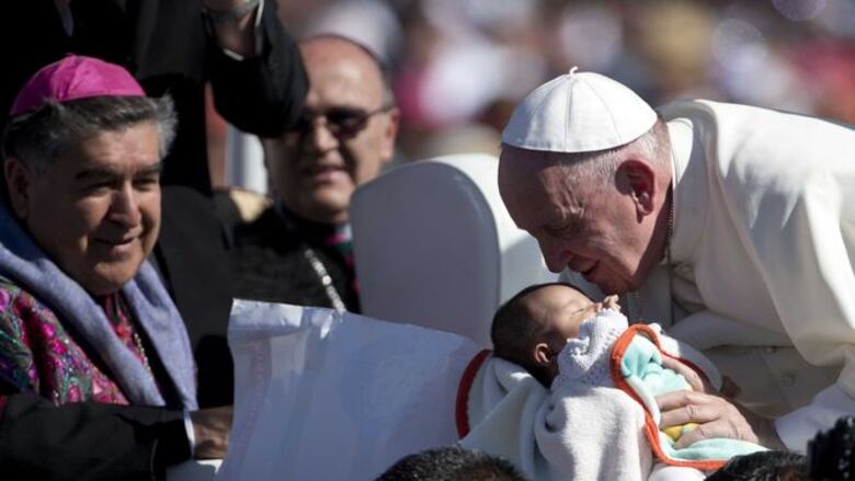 Papa Francisco llega a Chiapas, critica exclusión social de indígenas