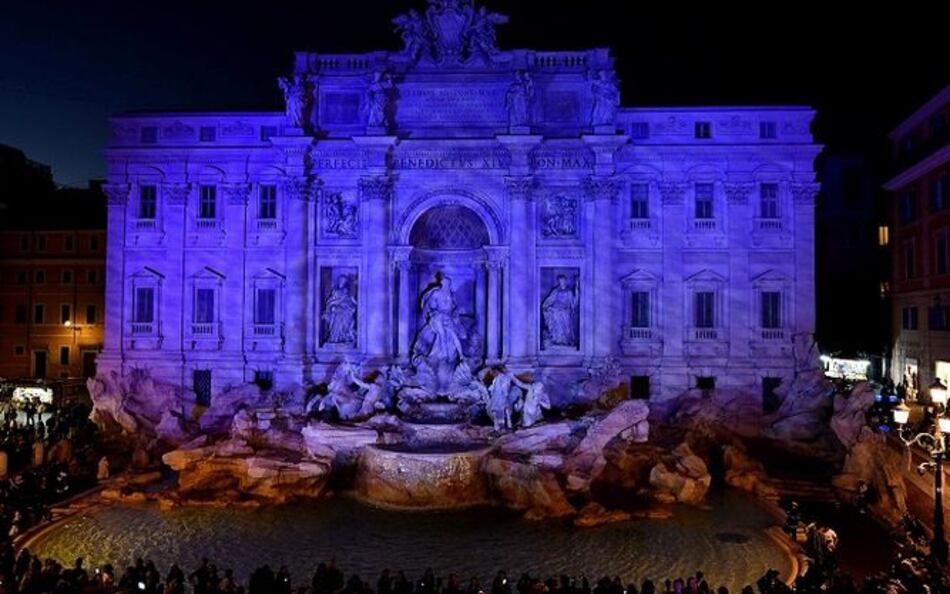 Arrojan pintura roja en Fontana di Trevi