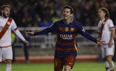 Messi marca tres goles y el Barcelona establece nuevo récord