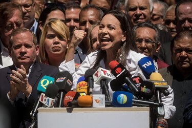 Chavistas atacan con ‘palos y piedras’ acto de María Corina Machado