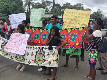 Un grupo de mujeres de la comarca Emberá Wounaan protesta contra la tala de los bosques