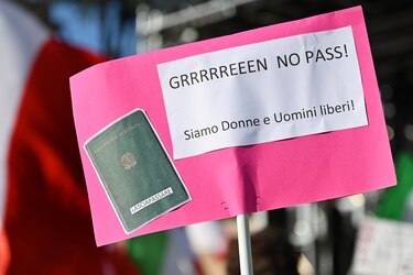 Policía italiana desmantela red de venta de falsos pases sanitarios