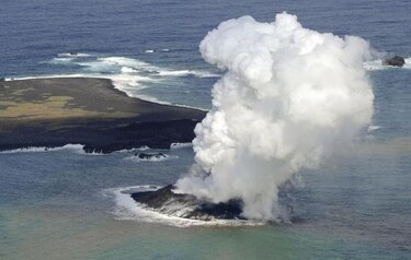 Surge del mar un islote frente isla japonesa