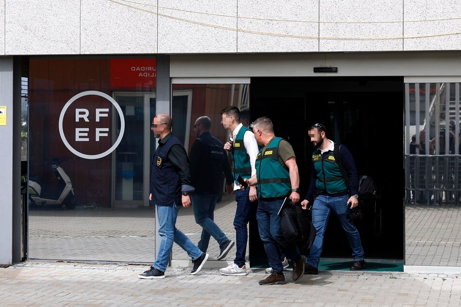Dos cargos de la Federación Española de Fútbol fueron detenidos por contratos irregulares del organismo