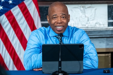 Nueva York se prepara para prohibir los celulares en las escuelas en el próximo curso