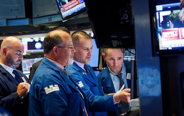 Wall Street abre en rojo horas antes de que se conozcan los aranceles globales de Trump