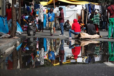 Migrantes se mantienen en campamento de la Ciudad de México pese a intento de desalojo