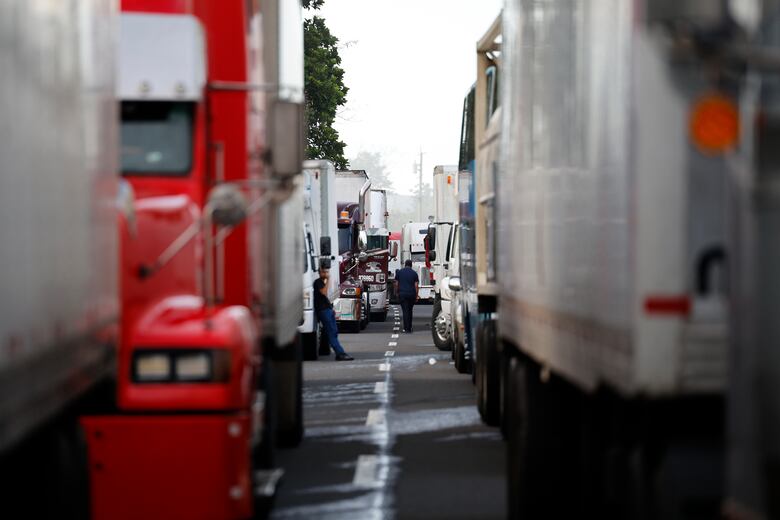 ‘Estamos peleando pueblo contra pueblo’, afirma camionero varado en el bloqueo en Viguí