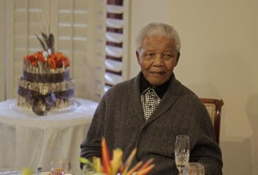 Mandela se somete a cirugía exitosa para retirarle cálculos biliares