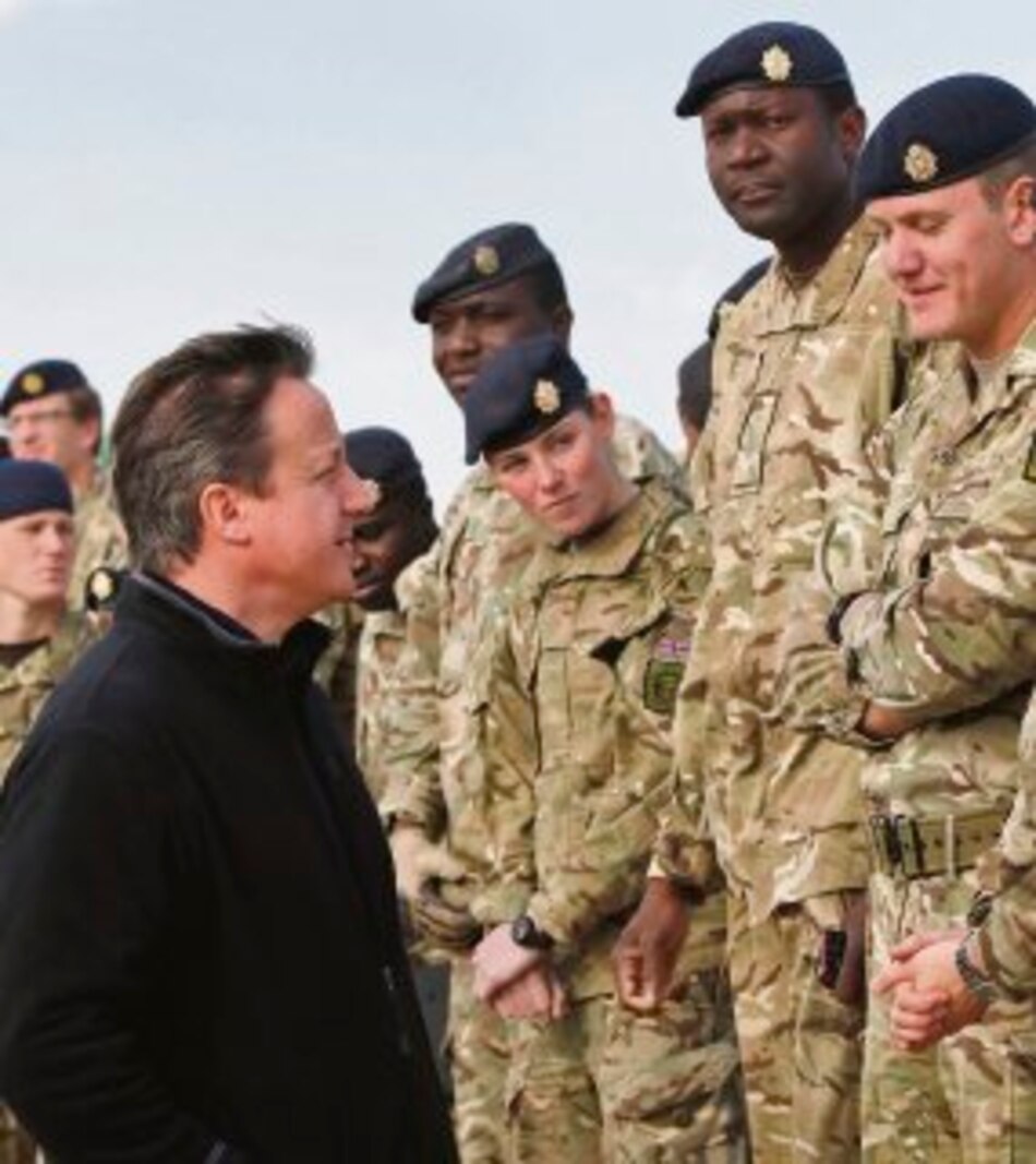 Cameron visita a tropas en Afganistán
