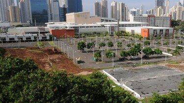 Pese a oposición de comerciantes, aprueban en tercer debate ley de estacionamientos