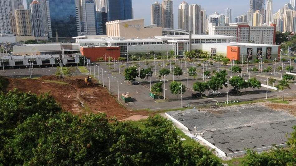 Pese a oposición de comerciantes, aprueban en tercer debate ley de estacionamientos