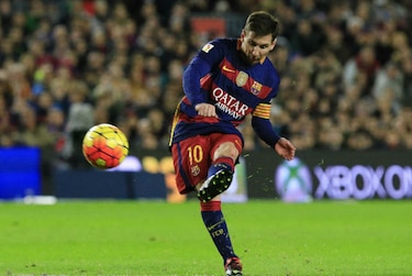 Lionel Messi celebra con un gol su partido 500 con el Barcelona