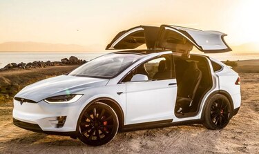 Tesla llama a revisión 11 mil autos por posible falla en silla