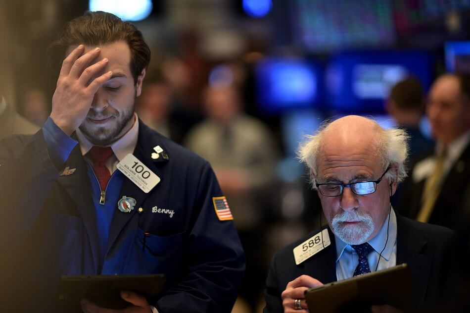 Wall Street vuelve a bajar por coronavirus