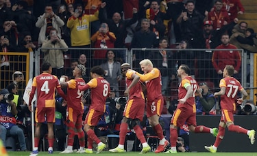 Galatasaray golpea primero y obliga al Liverpool a remontar