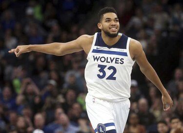 Towns lidera a Timberwolves; Cavaliers vuelven a tropezar