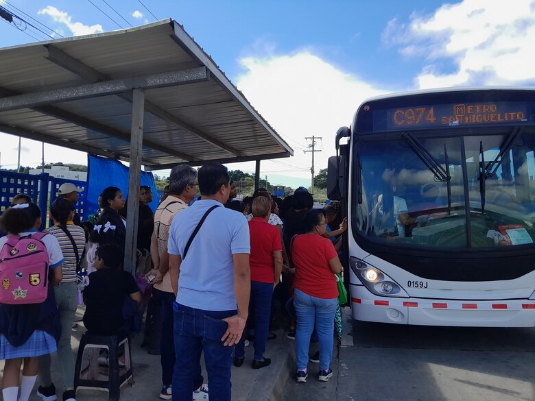 Pacientes vulnerables sufren por largas esperas y altos costos en transporte hacia la Ciudad de la Salud