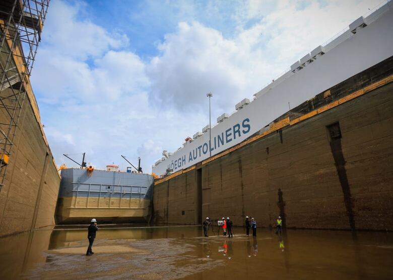 Así mantienen viva una esclusa centenaria