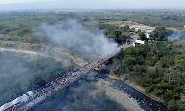 Venezuela: dos muertos y al menos 285 heridos; ordenan regreso de camiones con ayuda