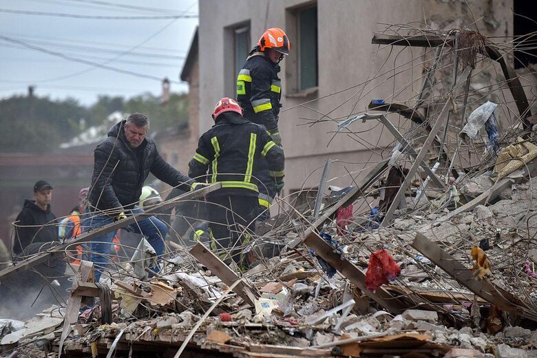 Polonia despliega sus aviones de combate mientras Rusia lanza otra ola de ataques contra Ucrania que ha dejado al menos 5 muertos y a miles sin electricidad