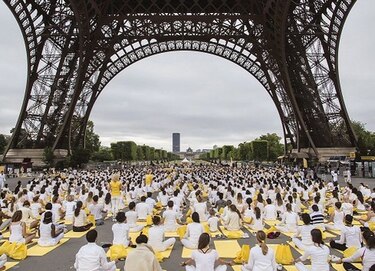 Millones de personas participan en primer Día Internacional del Yoga