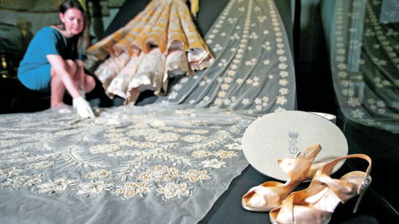 Exhiben vestidos de reina Isabel II