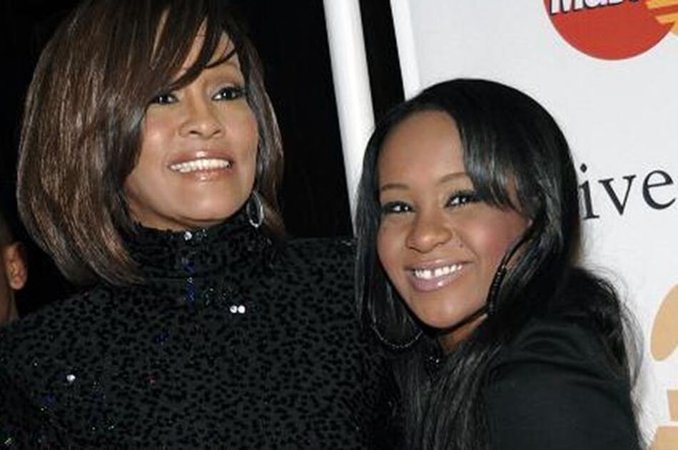 Hija de Whitney Houston se encuentra en coma inducido