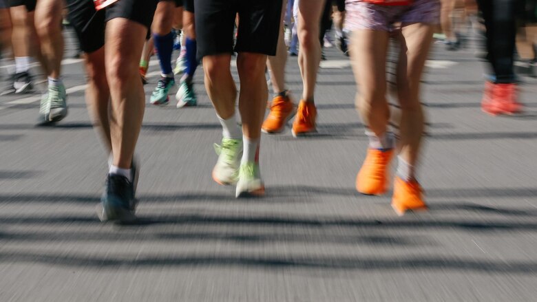 Qué es la caminata japonesa que se ha popularizado en las redes sociales y qué tan beneficiosa es realmente para la salud