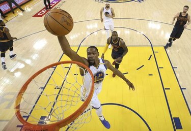 Warriors arrollan a los Cavaliers