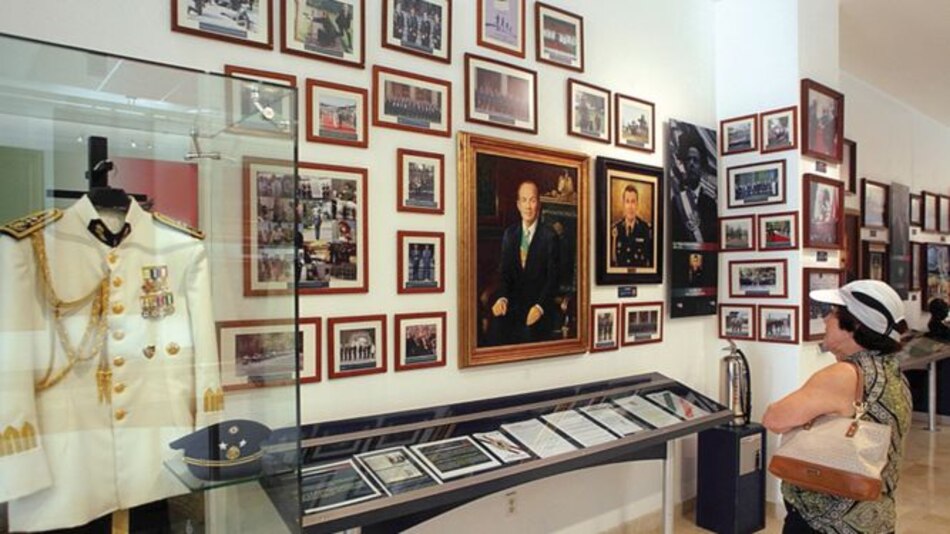 Mexicanos toman Los Pinos, la ‘faraónica’ casa presidencial que López Obrador rechazó