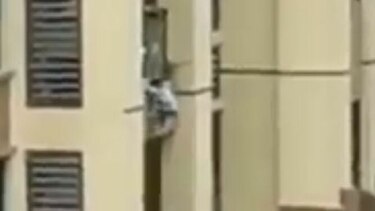 Un niño de 3 años, ileso tras una caída de cinco pisos en China
