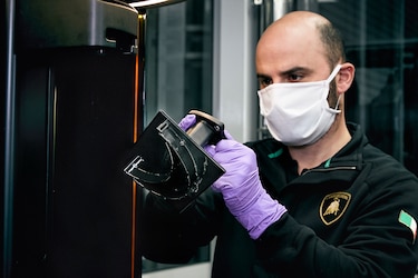 Fabricante de autos de lujo Lamborghini produce máscaras y viseras medicales